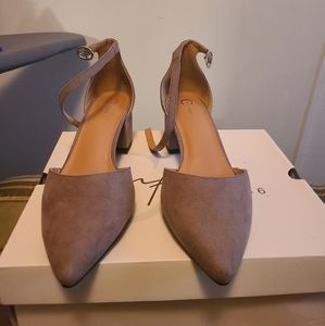Ladies shoes taupe, slightly worn.